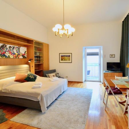 Charming With Balcony In Hip & Trendy Margareten Vienna Exterior photo