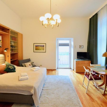 Charming With Balcony In Hip & Trendy Margareten Vienna Exterior photo
