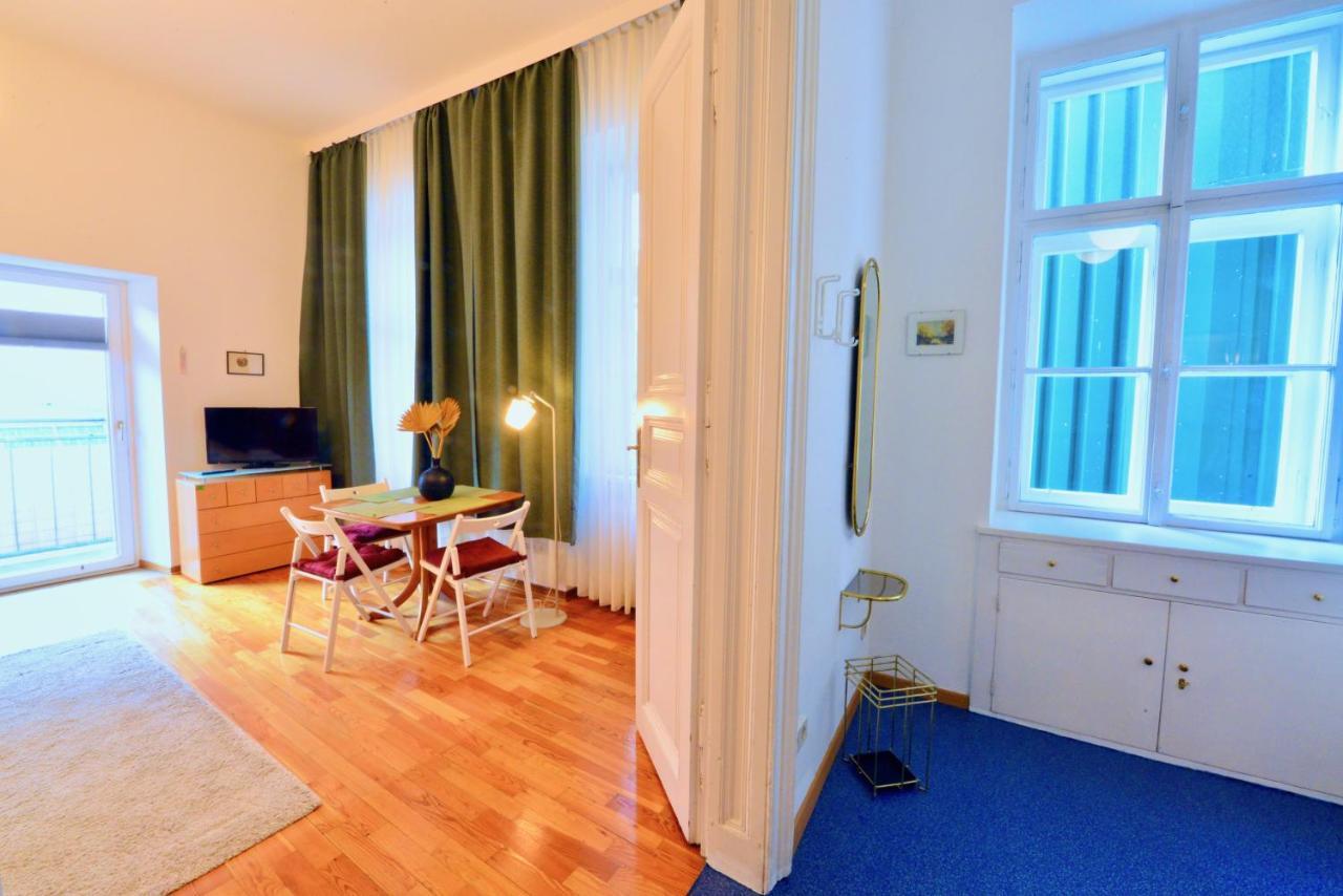 Charming With Balcony In Hip & Trendy Margareten Vienna Exterior photo