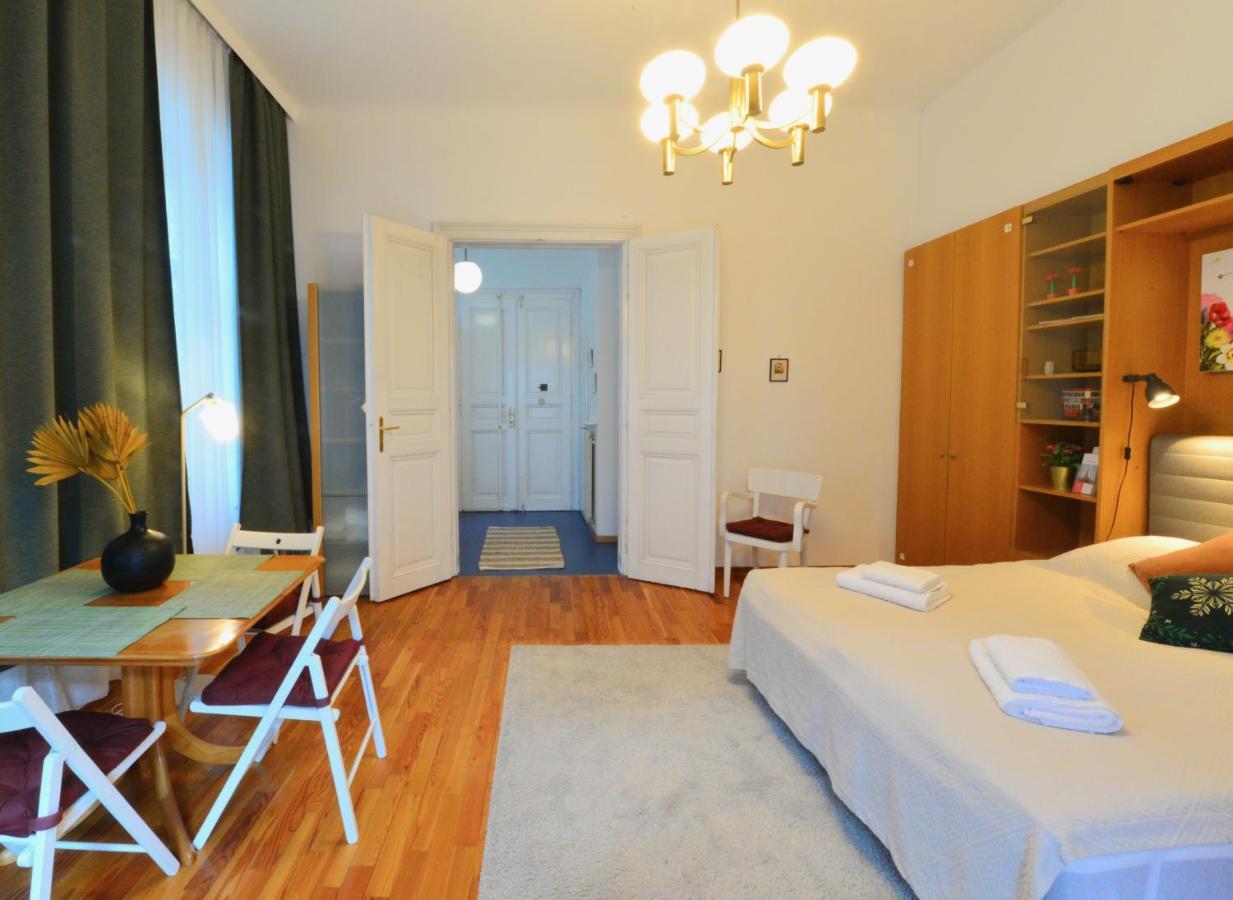 Charming With Balcony In Hip & Trendy Margareten Vienna Exterior photo