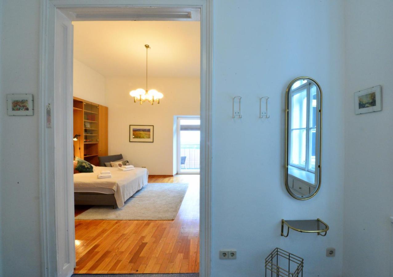Charming With Balcony In Hip & Trendy Margareten Vienna Exterior photo