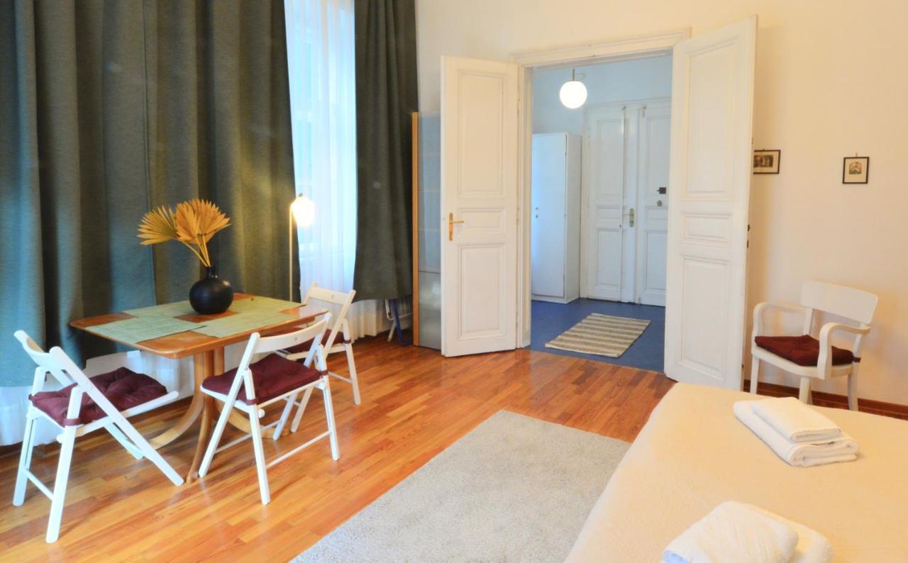 Charming With Balcony In Hip & Trendy Margareten Vienna Exterior photo
